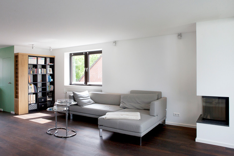 Wohnungsmodernisierung mit Holzdielenboden Beistelltisch aus Chrom und Glas Düsseldorf-Oberkassel