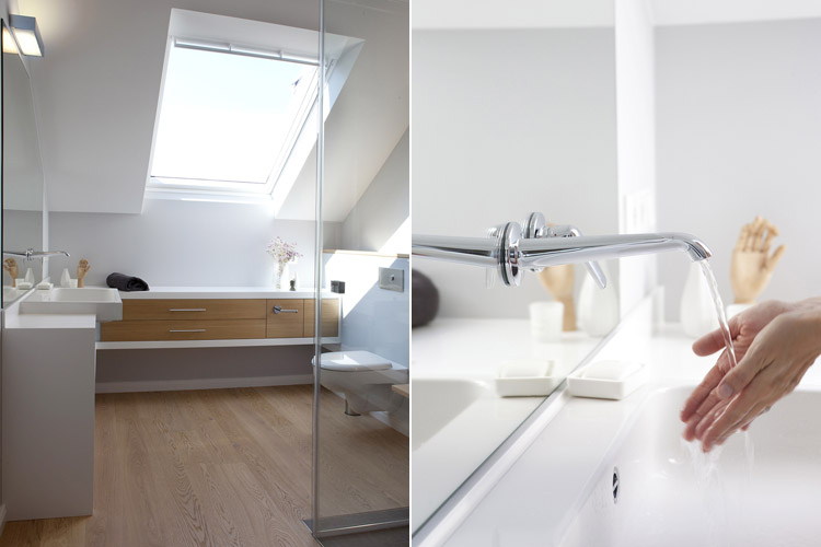 Bad mit Waschtisch und Holzablage mit Unterschrank und Wandspiegel mit Wandarmatur und wandhängendem WC und Dachflächenfenster in Neuss