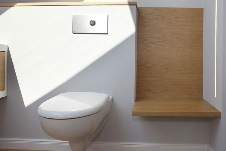 Wandhängendes WC mit Holzablage und Holzsitz in Nische und indirekter Beleuchtung in der Wand in Neuss