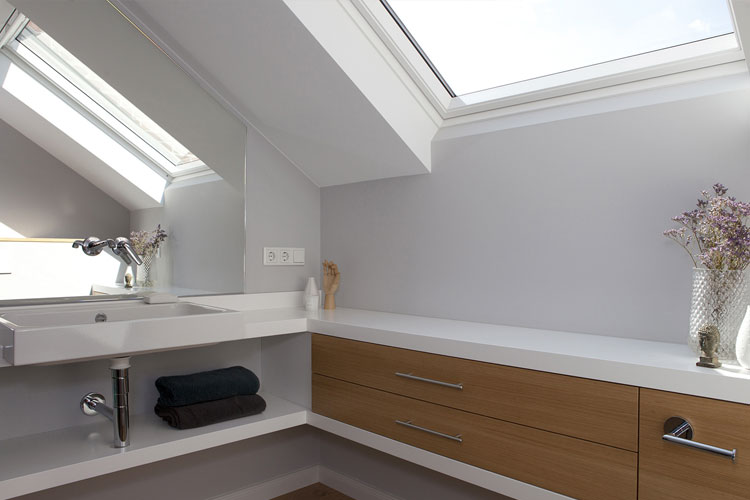 Waschtischanlage mit Holzablage und Wandspiegel und Sideboard aus Holz unter Dachflächenfenster in Neuss