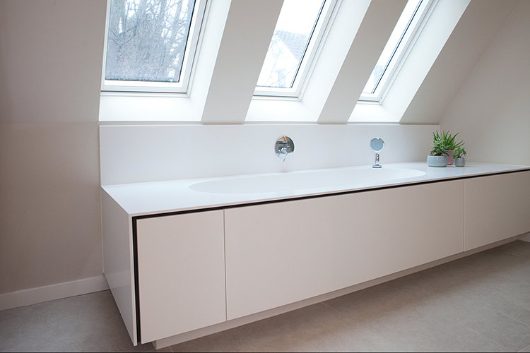 Badewanne und Ablagen aus Corian mit Untertritt Dachflächenfenster Velux integra in Köln