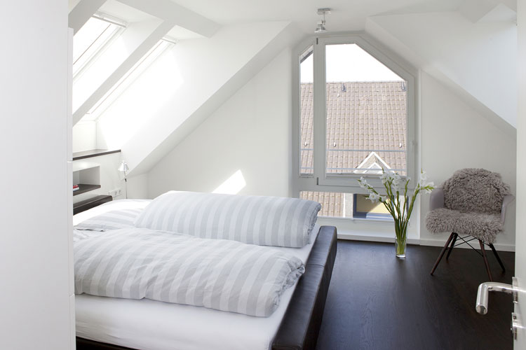 Dachgauben mit Dachflächenfenstern und Parkettboden und Designerstuhl in Meerbusch Lank-Latum