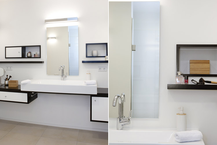 Bad-En-Suite mit Aufbauwaschbecken auf Holzablage und Unterschrank mit Schublade und Spiegel und Spiegelbeleuchtung in Düsseldorf-Oberkassel