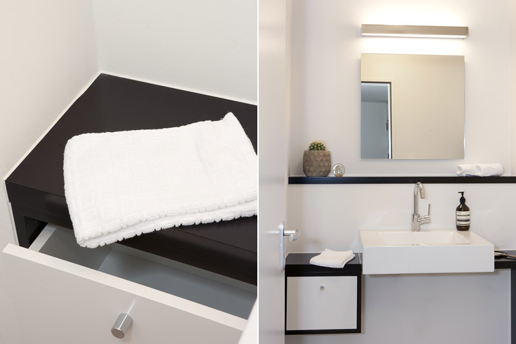 Gäste-WC mit Waschtisch und Unterschrank mit Schublade und Spiegel mit Spiegelbeleuchtung in Düsseldorf-Oberkassel
