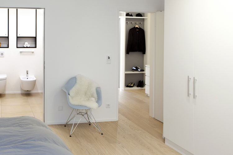 Schlafzimmer mit Einbauschrank und Parkettboden und mit angeschlossenem Bad in Düsseldorf-Oberkassel