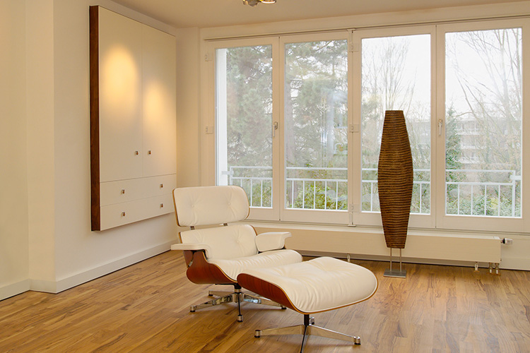 WohnungsModernisierung mit Fensterfaltanlage und Charles Eames Chair in Düsseldorf-Oberkassel