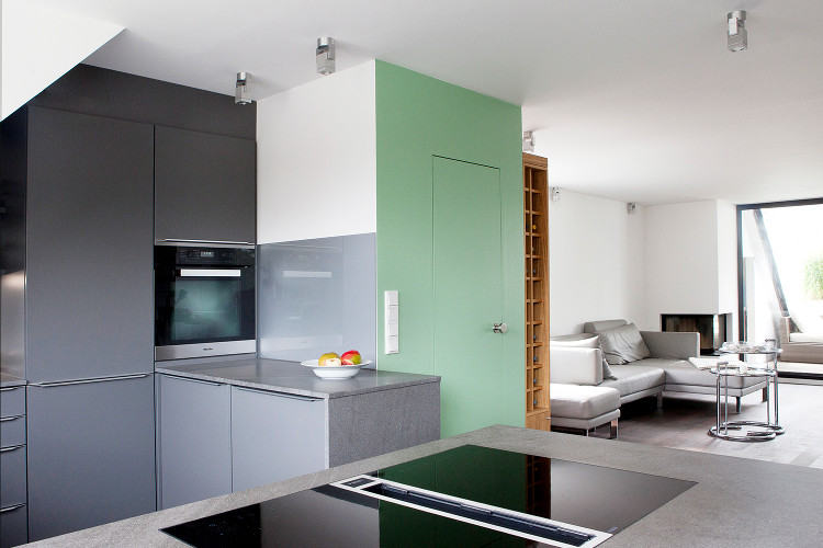 Wohnungsrenovierung mit offener Wohnküche und Einbaubackofen in Düsseldorf-Oberkassel
